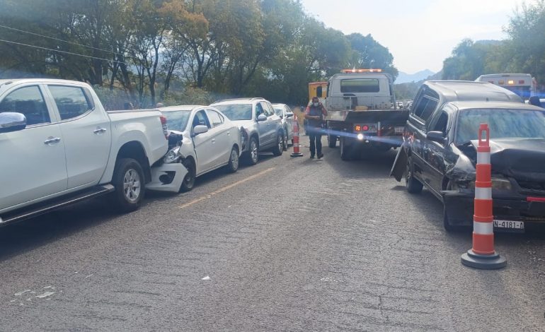 Tres personas lesionadas en choque de cuatro vehículos en Turundeo.