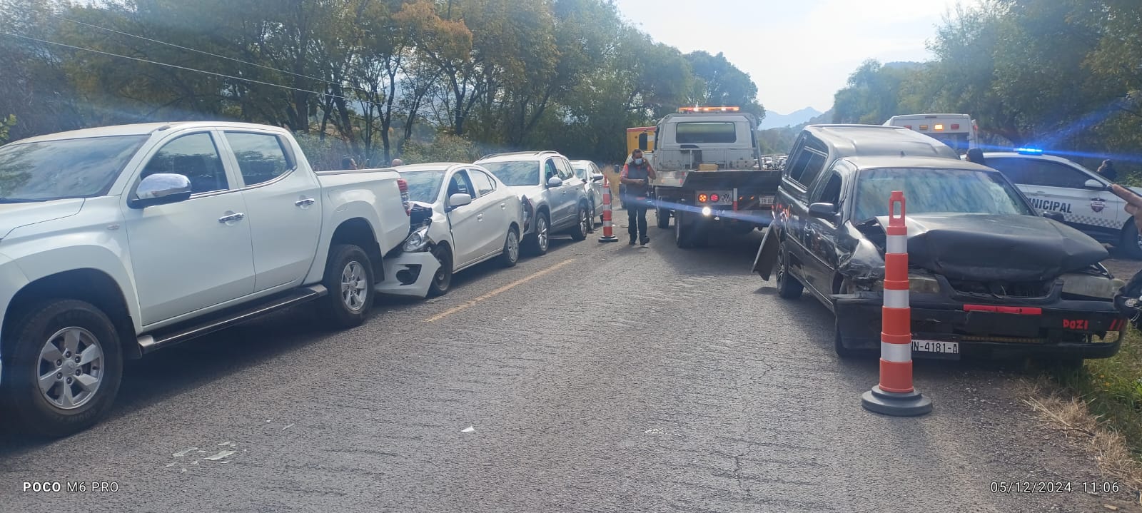 Tres personas lesionadas en choque de cuatro vehículos en Turundeo.