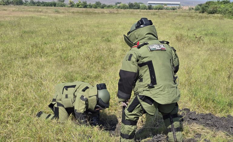 SSP y Defensa desactivan más de 200 explosivos en Apatzingán