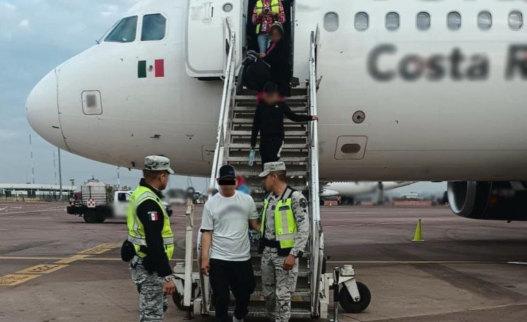 En Jalisco, un hombre que alteró el orden al interior de un avión que viajaba rumbo a Tijuana fue detenido.