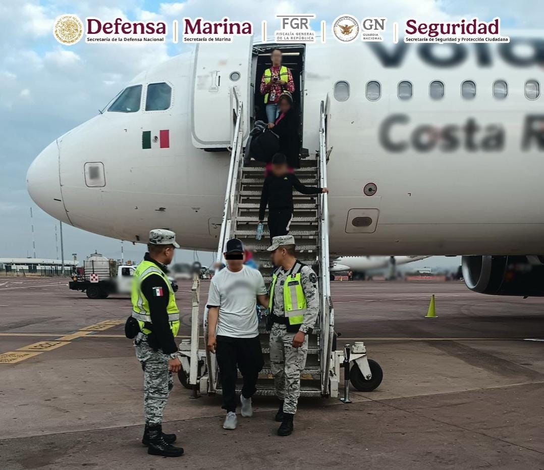 En Jalisco, un hombre que alteró el orden al interior de un avión que viajaba rumbo a Tijuana fue detenido.