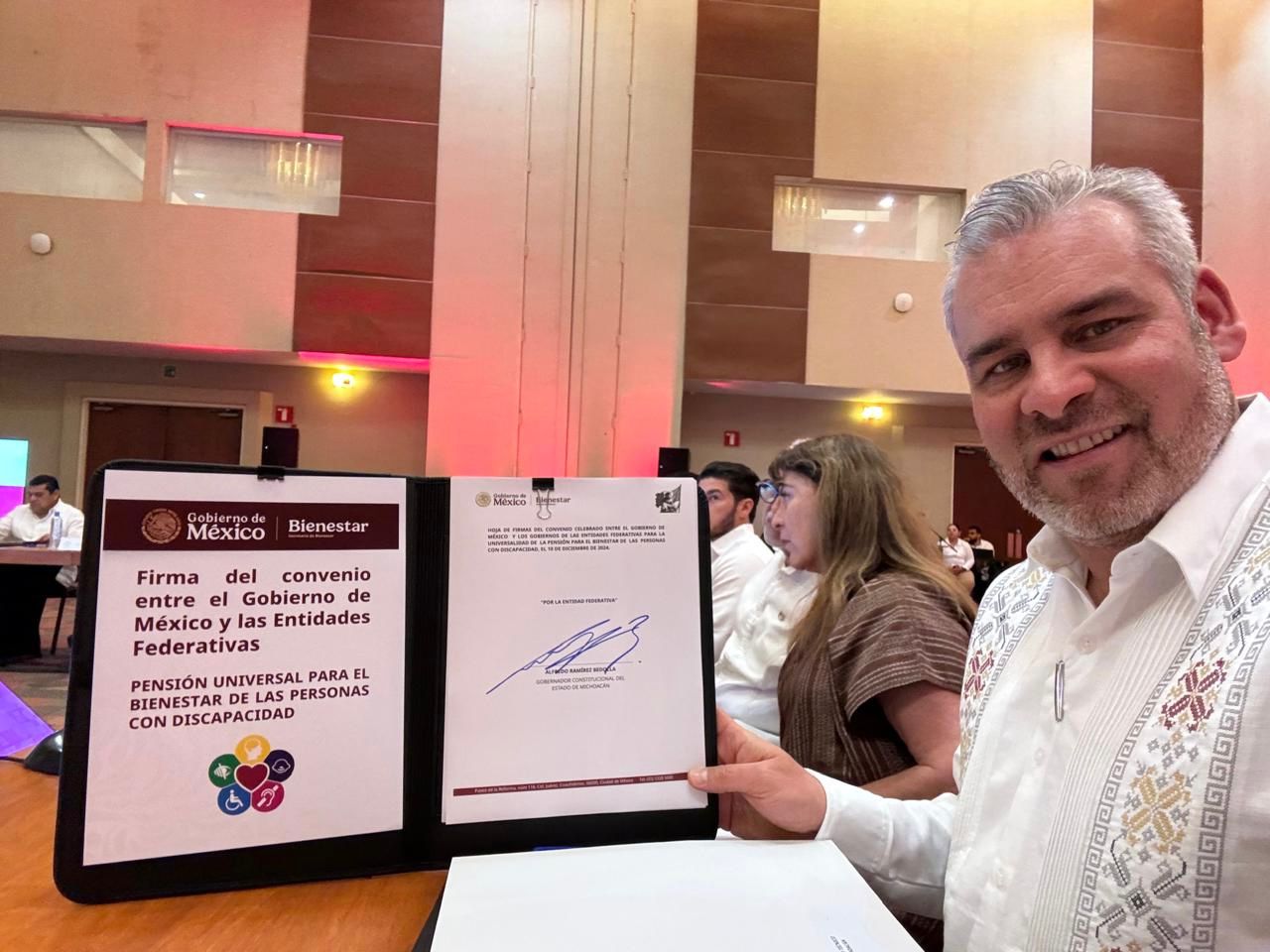 Firma Bedolla convenio para la Universalidad de la Pensión para el Bienestar de Personas con Discapacidad.