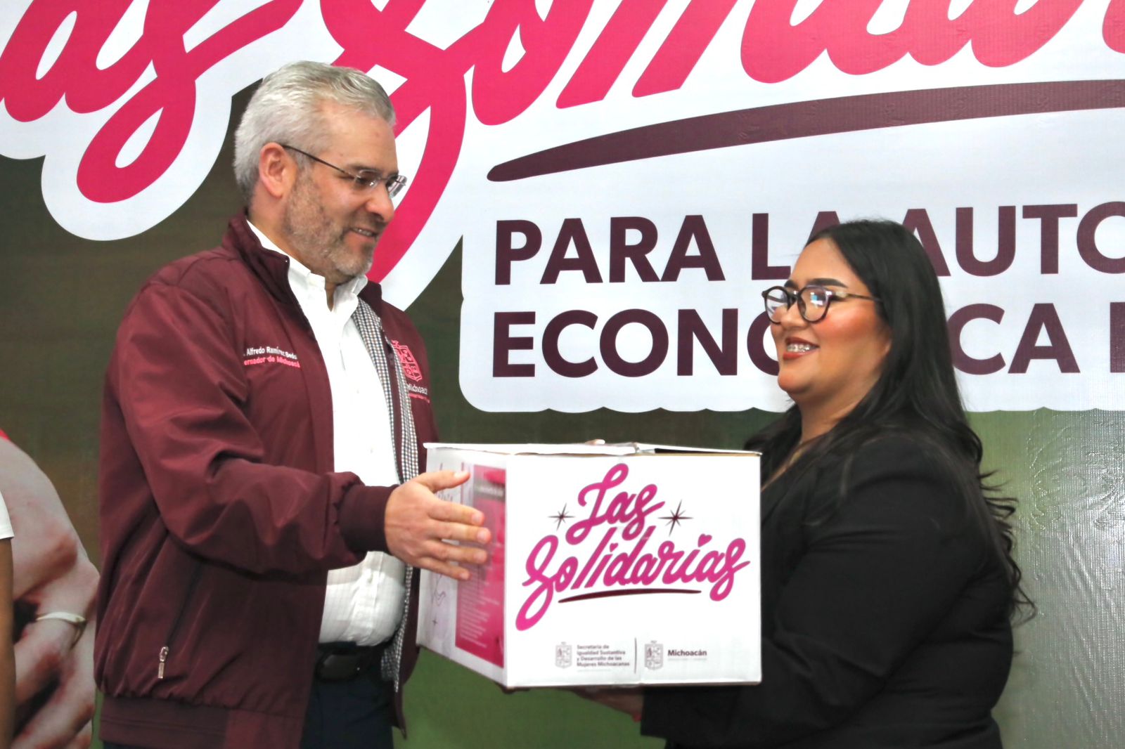 Bedolla entrega kits para emprendedoras; se busca fortalecer autonomía económica
