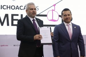 Firma Bedolla decreto para comité evaluador de jueces y magistrados.