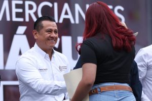 Gobierno de Michoacán entrega 2.4 mdp en apoyo a locatarios del Mercado Tariácuri<br>