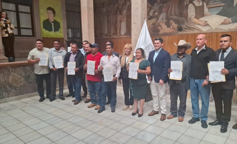 Toño Ixtláhuac toma protesta a los nuevos jefes de tenencia y encargados del Orden de Zitácuaro.