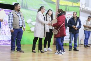 ​La Regidora, Fabiola Flores Birruete, asistió a la entrega de tarjetas de programas del bienestar.