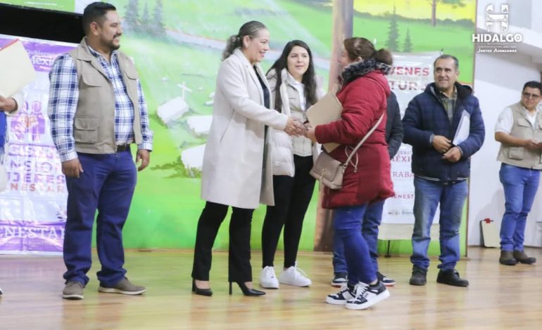 ​La Regidora, Fabiola Flores Birruete, asistió a la entrega de tarjetas de programas del bienestar.