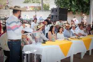 Color y alegría en Tuzantla: Octavio Ocampo presente en el tradicional Desfile de Año Nuevo