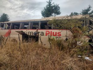 1 persona murió y 14 más resultaron lesionadas en accidente carretero en Panindícuaro