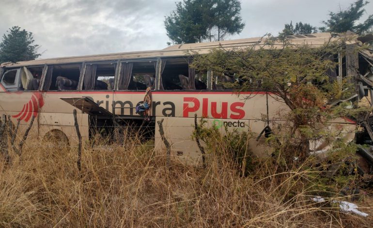 1 persona murió y 14 más resultaron lesionadas en accidente carretero en Panindícuaro