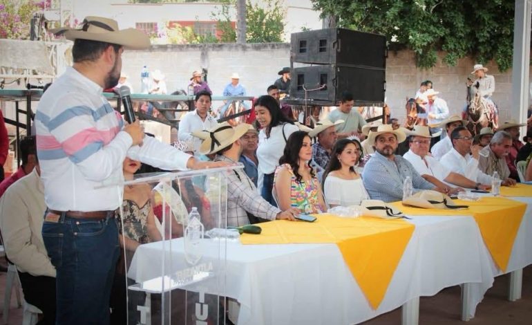 Color y alegría en Tuzantla: Octavio Ocampo presente en el tradicional Desfile de Año Nuevo