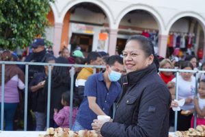 Ciudad Hidalgo se endulza con la rosca de reyes más grande del estado.