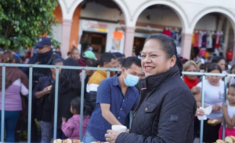 Ciudad Hidalgo se endulza con la rosca de reyes más grande del estado.