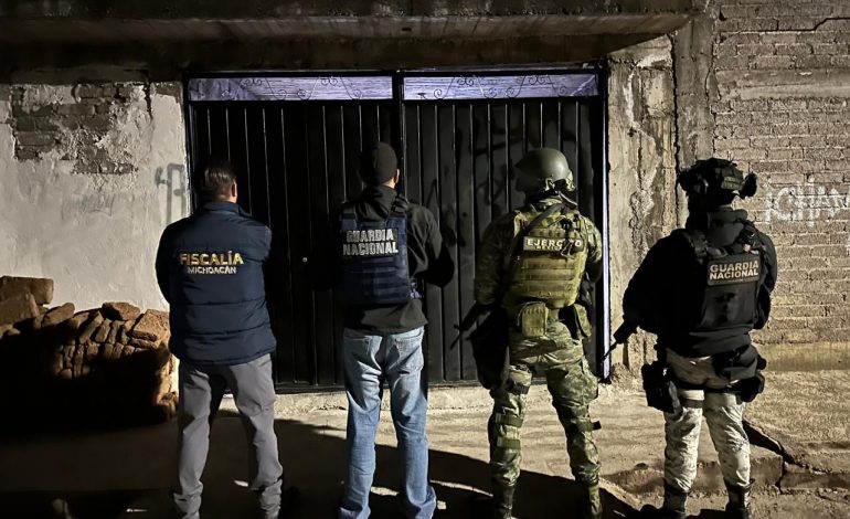 Cuatro personas detenidas y más de 800 dosis de narcótico asegurado, resultado de un cateo ejecutado por la FGE en la colonia Primo Tapia Poniente