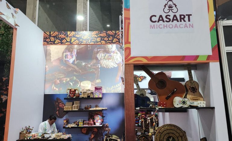 Artesanías, gastronomía y destinos turísticos de Michoacán enamoran en la Feria de León