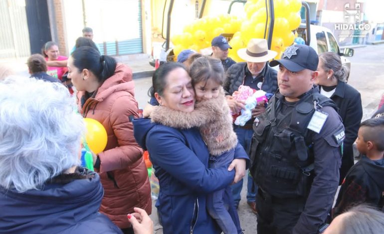 Jeovana Mariela Alcántar Baca, entregó más de 400 juguetes a niños y niñas de la Tenencia de San Pedro Jácuaro.