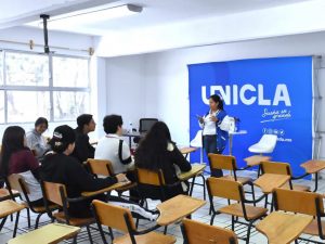 Acercan a estudiantes del Cecytem Uruapan oferta académica de universidades