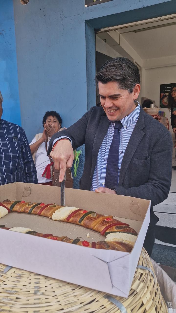 Festeja Toño Ixtláhuac Día de Reyes con vecinos de La Heroica 