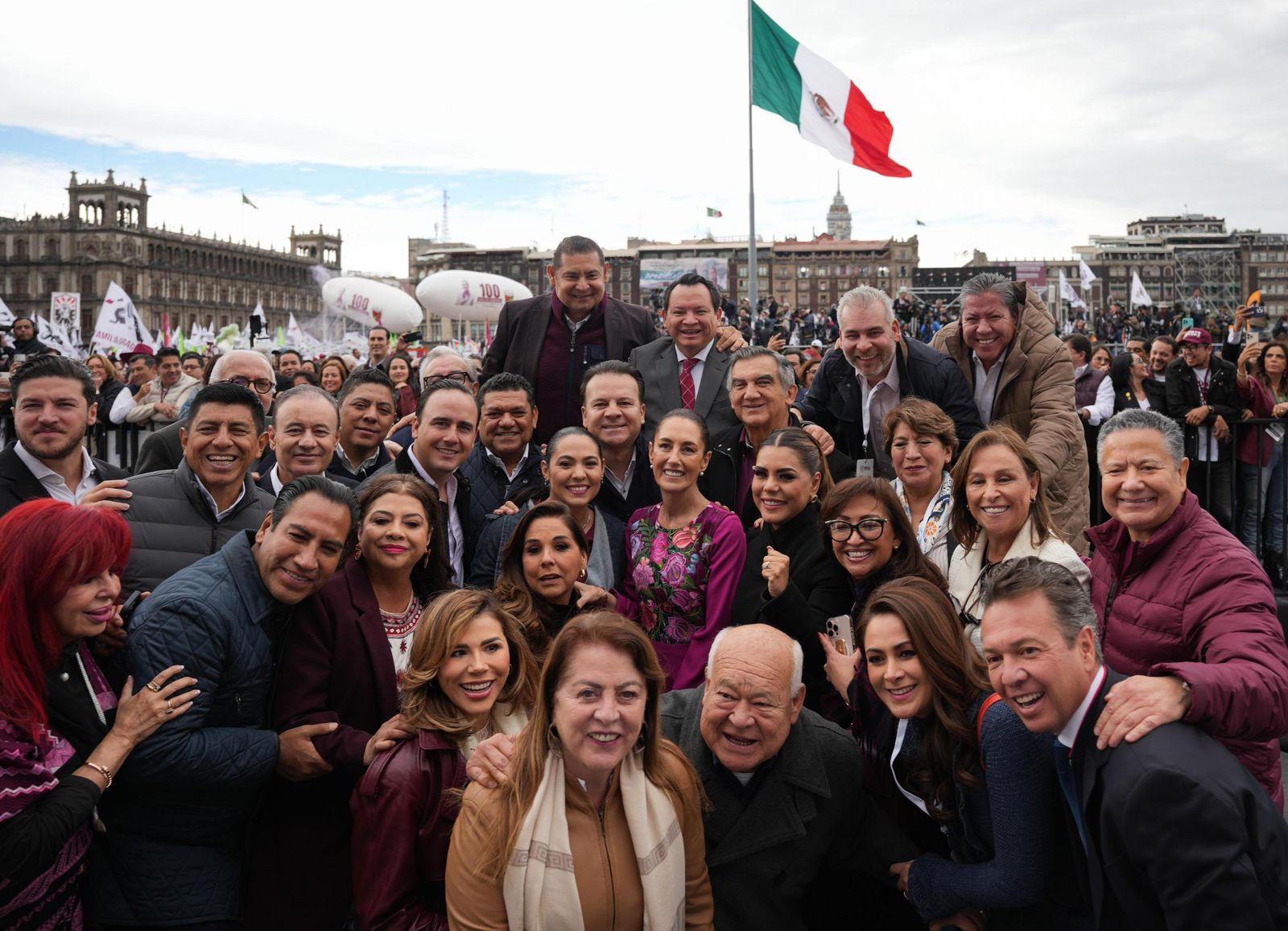 Promete Sheinbaum hospitales, autopistas, mejoras al Puerto LZC y planta de leche para Michoacán.