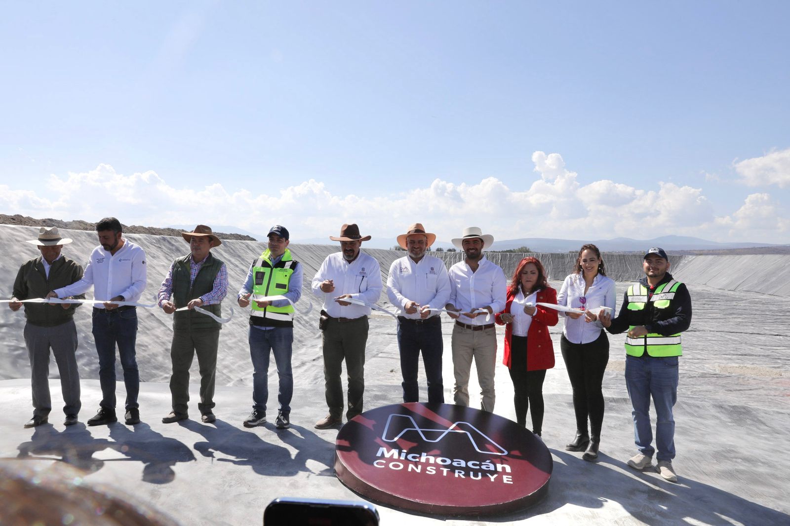 En beneficio de 6 municipios, inaugura Bedolla relleno sanitario en Sahuayo.
