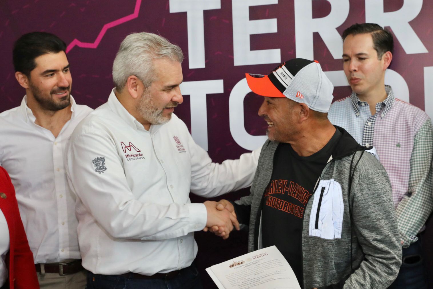 En Sahuayo, atiende Bedolla solicitudes ciudadanas para el desarrollo.
