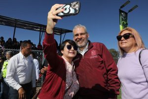 Fútbol para la paz; Bedolla inaugura cancha en Pátzcuaro<br>