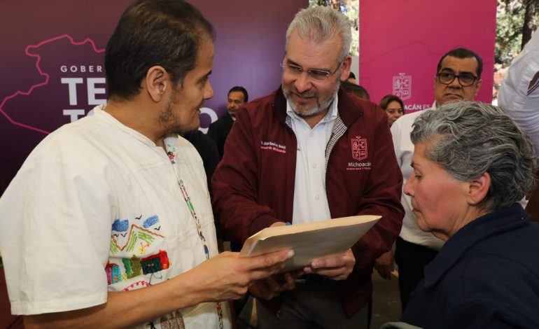 En audiencia pública de Bedolla en Pátzcuaro crecen peticiones de vivienda y educación.