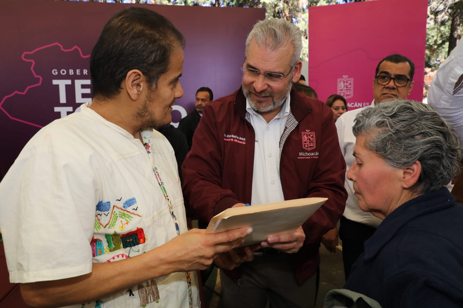 En audiencia pública de Bedolla en Pátzcuaro crecen peticiones de vivienda y educación.