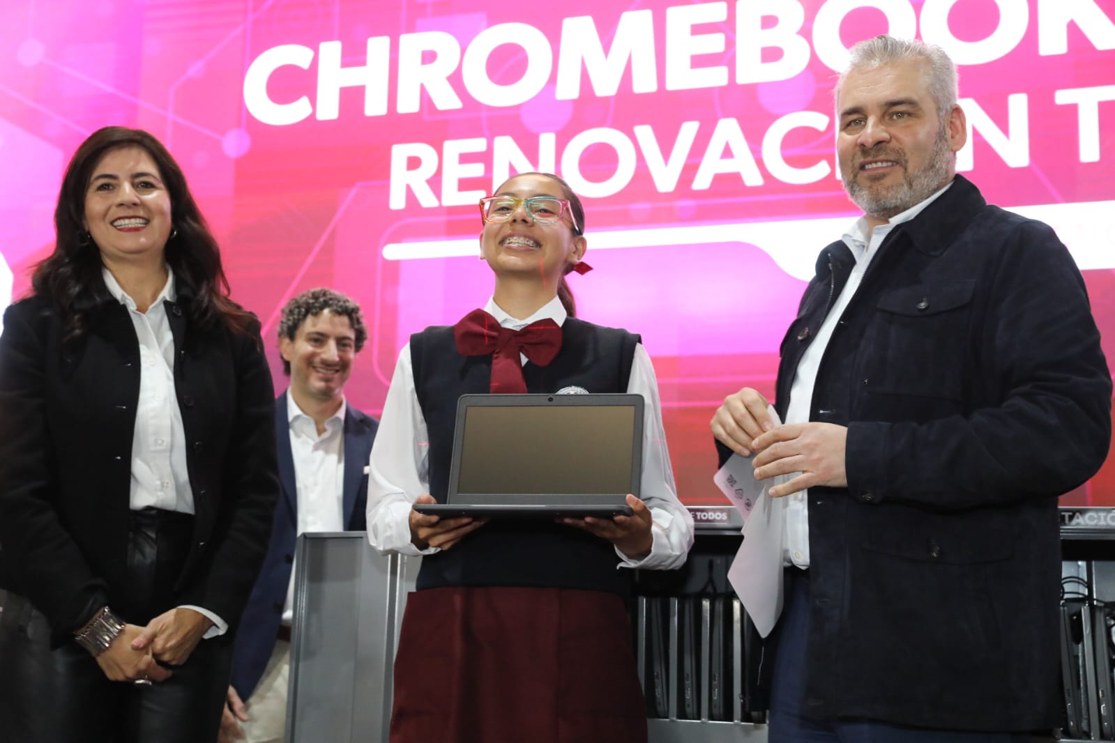 Entrega Bedolla 6 mil chromebooks en beneficio de 80 mil alumnos.