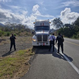 Guardia Civil recupera tractocamión robado en autopista Siglo XXI