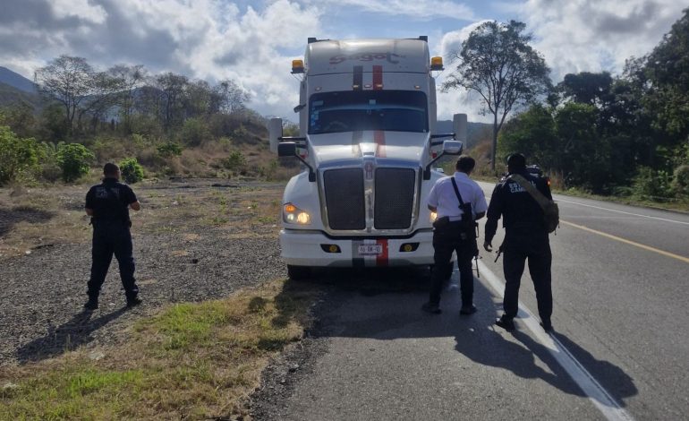 Guardia Civil recupera tractocamión robado en autopista Siglo XXI