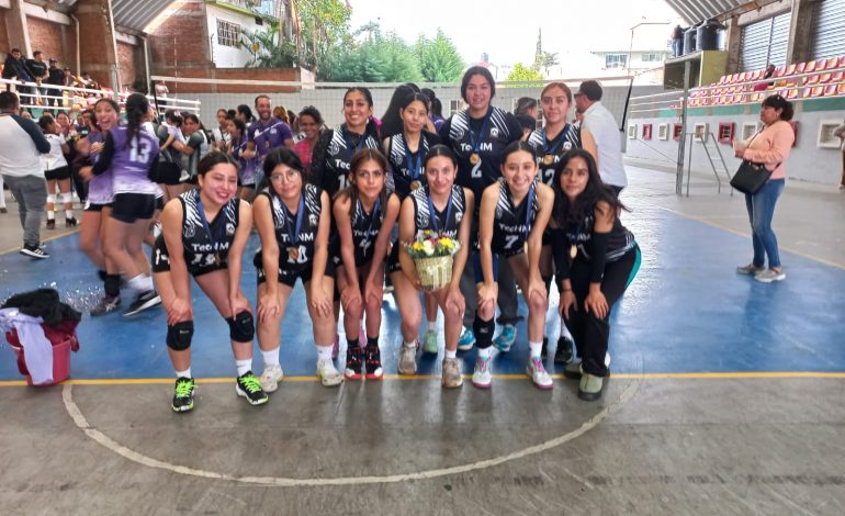 El equipo femenil del ITSCH se alzó con el campeonato de la categoría “B” de la liga municipal de voleibol