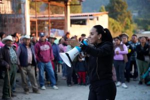 Atiende Mary Carmen a la ciudadanía del Distrito 03