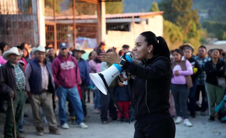 Atiende Mary Carmen a la ciudadanía del Distrito 03