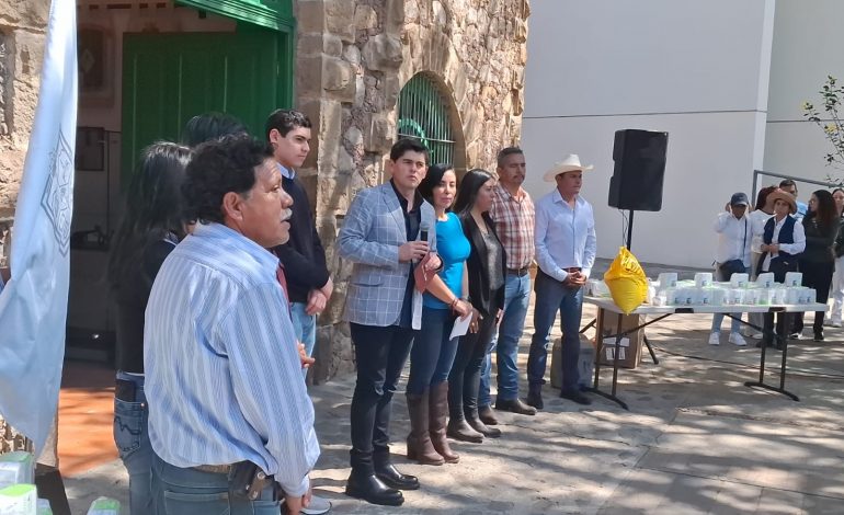 Toño Ixtláhuac entrega medicamentos y desparasitantes a ganaderos de Zitácuaro para fortalecer la producción y el tianguis ganadero*