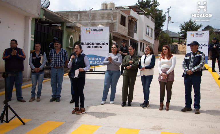 ​Jeovana Alcántar, inauguró la pavimentación de la calle sin nombre a un costado de la iglesia de la Tenencia de Puente de Tierra.