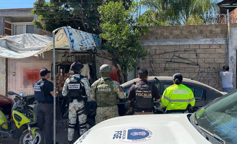 En cateo realizado en Morelia, asegura Fiscalía General 275 dosis de una sustancia con apariencia de narcótico y detiene a tres personas