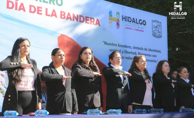 ​Jeovana Alcántar, encabezó el acto cívico y el desfile conmemorativo del Día de la Bandera Nacional.