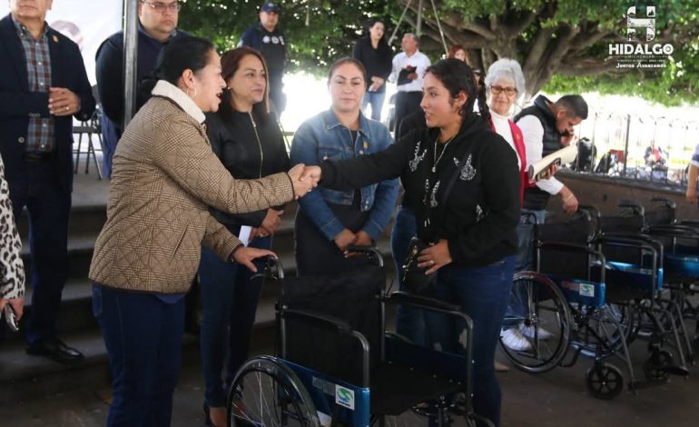 Jeovana Alcántar, entregó 39 aparatos funcionales (silla de ruedas), a personas que presentan alguna discapacidad.