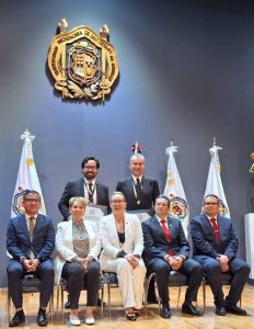 Reconoce UMSNH a docente del Cecytem con medalla al mérito universitario.