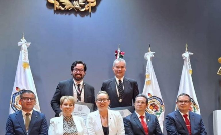 Reconoce UMSNH a docente del Cecytem con medalla al mérito universitario.