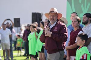 Canchas de fut, infraestructura para la paz: Bedolla.