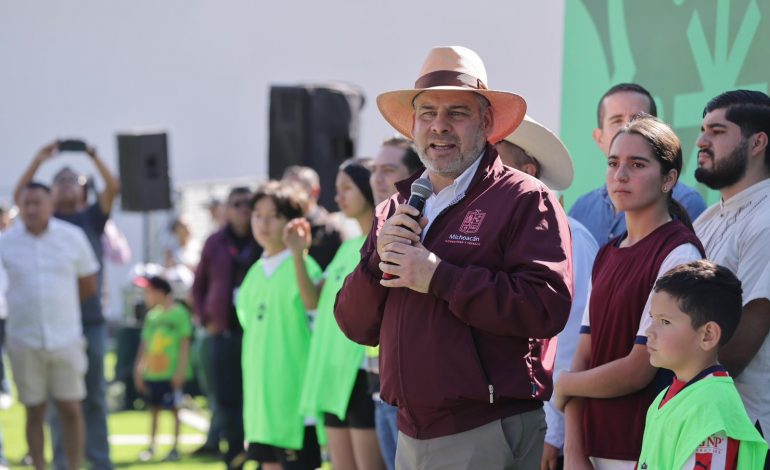 Canchas de fut, infraestructura para la paz: Bedolla.