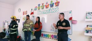 ¡Pequeños héroes aprenden a protegerse! Bomberos de Zitácuaro capacitan a niños y personal docente en simulacro de emergencia.