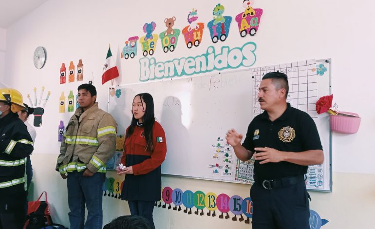 ¡Pequeños héroes aprenden a protegerse! Bomberos de Zitácuaro capacitan a niños y personal docente en simulacro de emergencia.