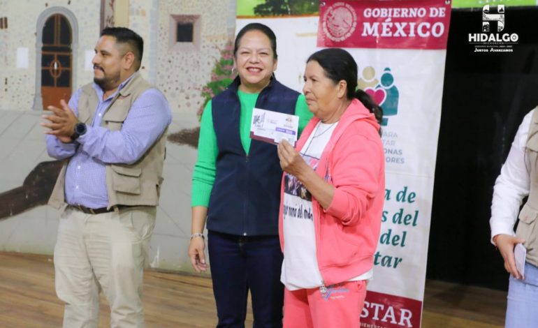 Jeovana Alcántar, asistió al acto de entrega de tarjetas de los programas Pensión Adulto Mayor y Mujeres del Bienestar.
