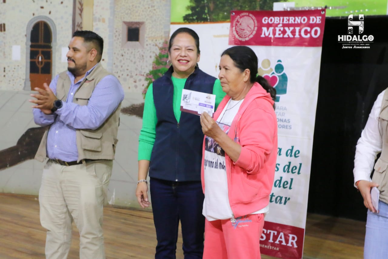 Jeovana Alcántar, asistió al acto de entrega de tarjetas de los programas Pensión Adulto Mayor y Mujeres del Bienestar.
