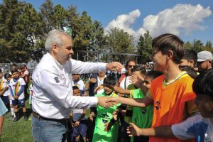 Bedolla comprometido con la paz y la seguridad; inaugura cancha en Quiroga.<br>