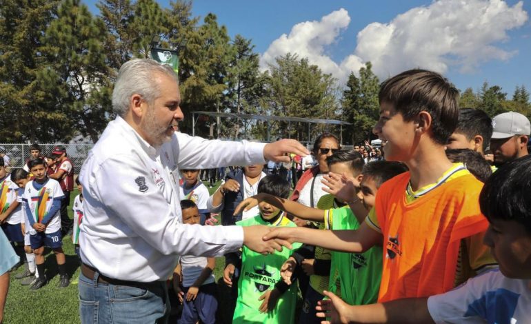 Bedolla comprometido con la paz y la seguridad; inaugura cancha en Quiroga.